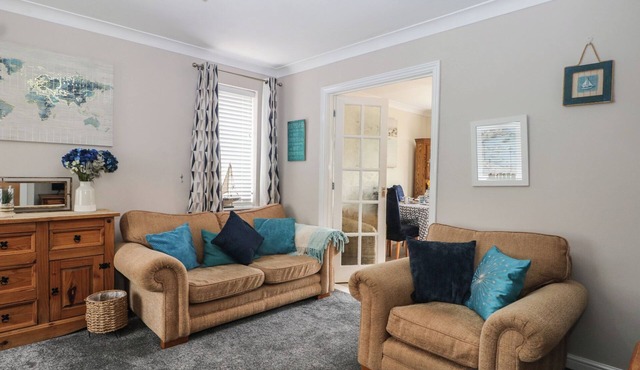 THE WILLOWS, pet friendly, country holiday cottage in St. Marys Bay