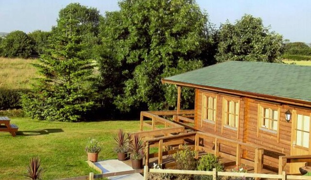 THORNLEA LOG CABIN, pet friendly, with a garden in Danby