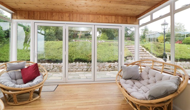 TIDEWAYS, pet friendly, country holiday cottage in Starcross, Devon