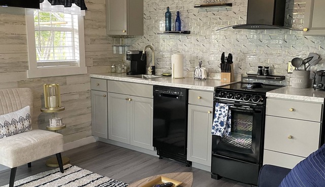Tiny Hideaway Cottage - cozy, private and pet friendly