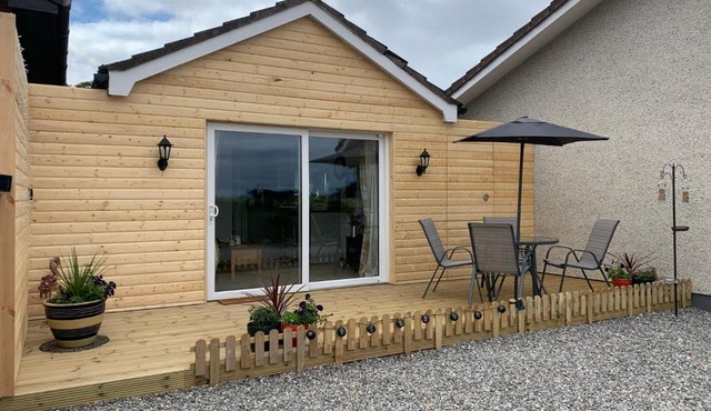 TomaX Garden Cabin Free Parking