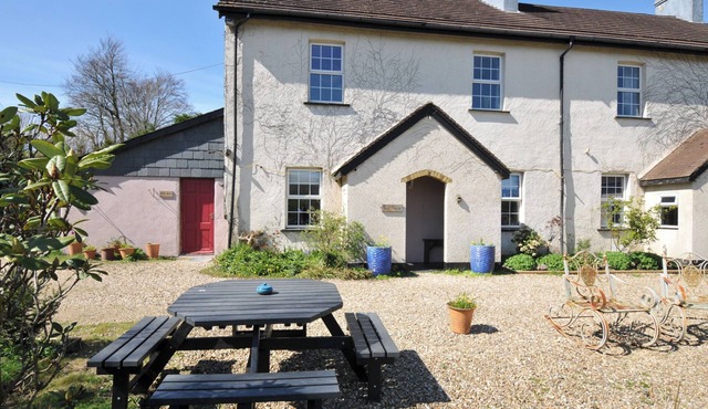 TOR VIEW @ FOURWINDS, pet friendly, with a garden in Okehampton