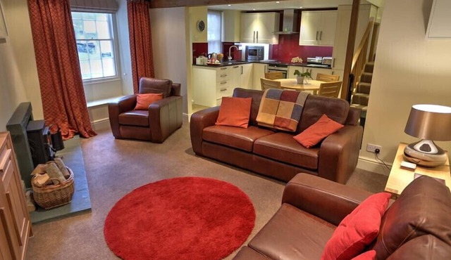 TOWNFOOT COTTAGE, pet friendly, with open fire in Langdale