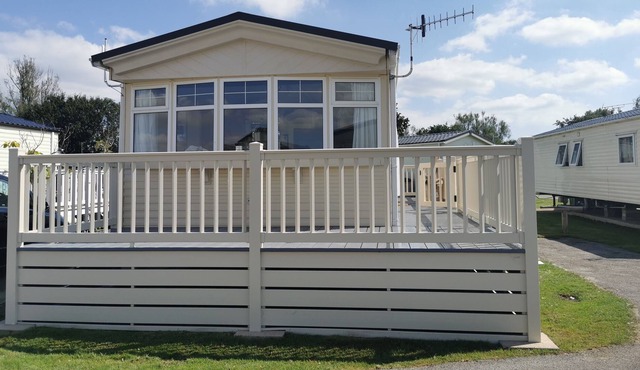 Tranquil 6 Berth Luxury Holiday Home Chichester - Lakeside Holiday Park