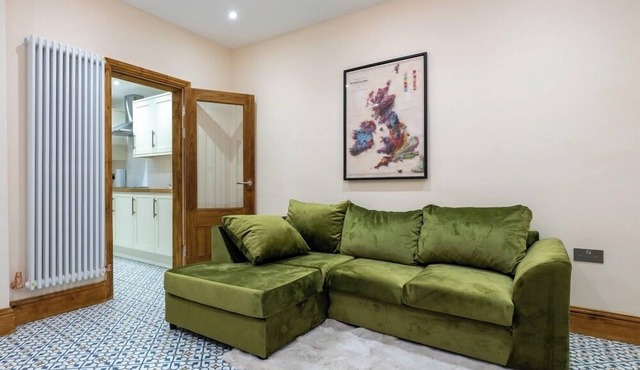 Tranquil Stoke-on-Trent 4bed, 2 Bath, Parking