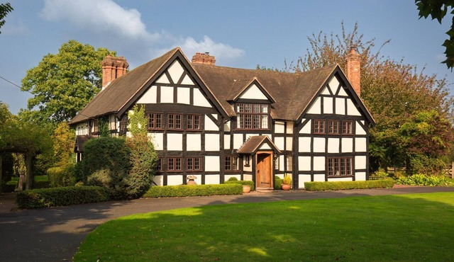 Tudor Manor - pet friendly with hot tub near Ombersley