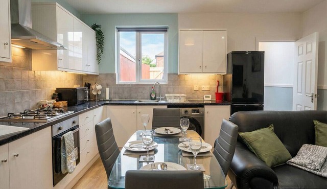 Two-bedroom base with wifi, Ethernet and easy access