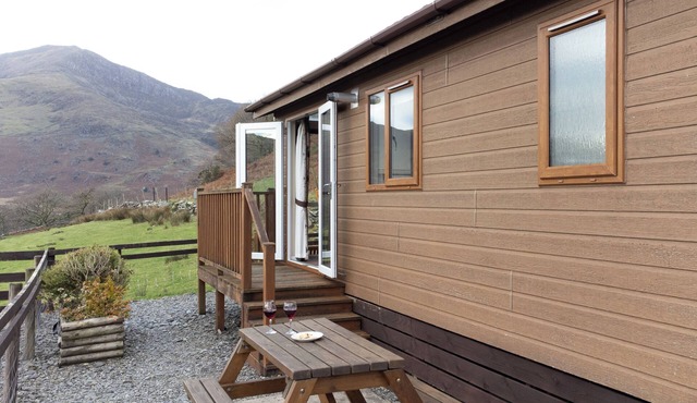 Ty Pren: Homely Lodge on a Mountain Farm