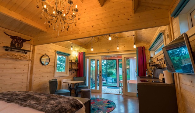 Unique Spacious Heated Lodge With Enclosed/open air Bathtub and Outdoor Seating