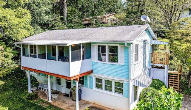 Upstairs, dog-friendly retreat with forest views, full kitchen, plus pool access