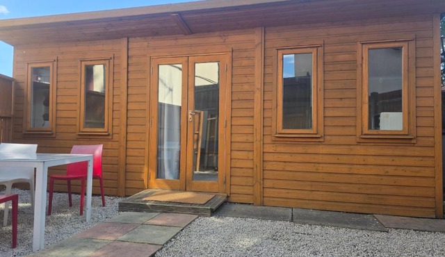 Urban Log Cabin near zone 2 tube