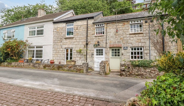 VI’S VALLEY VIEW, pet friendly, character holiday cottage in Pentewan