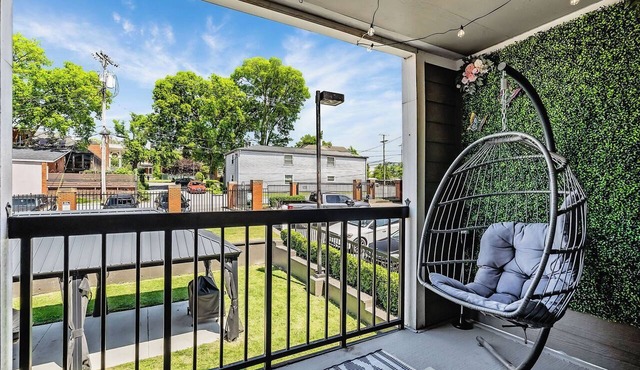 Walk 2 Bars|Free Parking|Balcony