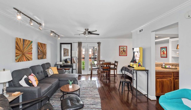 Walk 2 Broadway! Free Parking! Patio #634