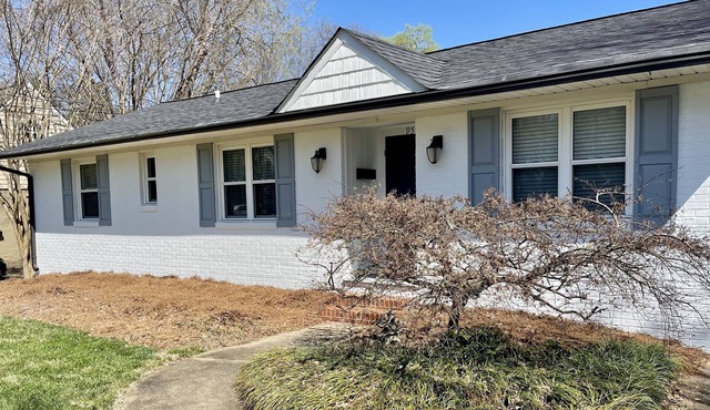 Walking distance to Reynolda House and Gardens. Close to Wake Forest University