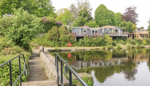 WATER'S EDGE, 44 GLAN GWNA, pet friendly, with a garden in Caernarfon