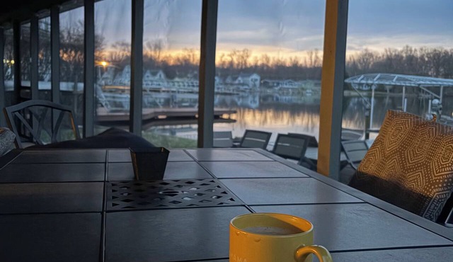 Waterfront Curvy Cabin on Paw Paw Lake - Memories Made Here! in Watervliet
