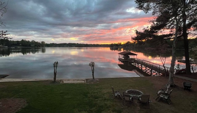 WATERFRONT: Experience SUBLIME Sunsets, Private Beach, Hot Tub, and Kayaks