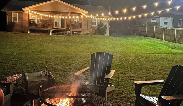 Waterfront River retreat-4 Bedroom house,firepit, kayaks, boat ramp, 100ft dock.