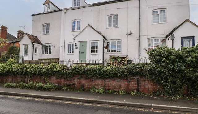 WEAVERS COTTAGE, family friendly, with a garden in Cam, Dursley
