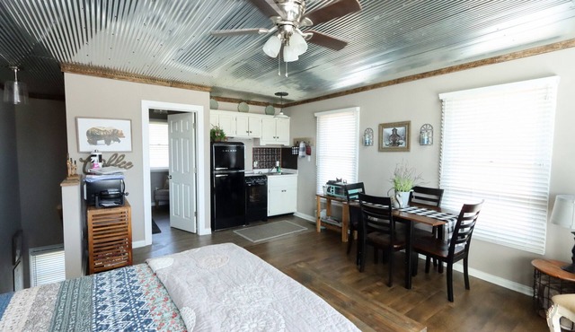 Welcome to “Rustic Suite” – Your Charming Retreat at Lake Cumberland