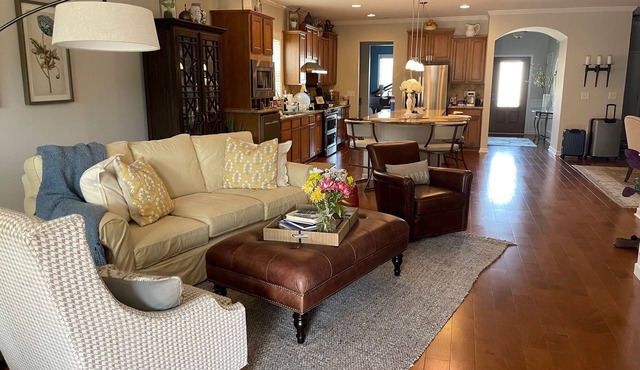 Welcoming Home perfect for long-term stay, pool, pickleball, billiards, trails