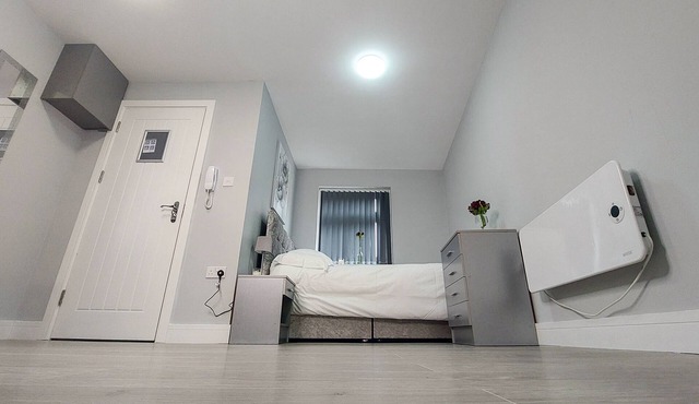 West Bromwich Studio, Sleeps 2 near Birmingham