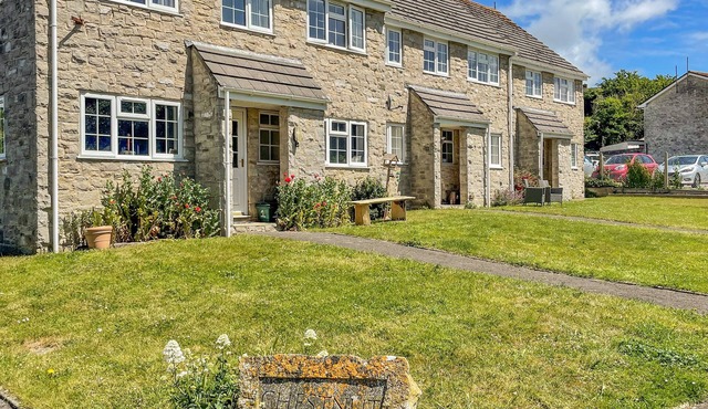 WEST LULWORTH APARTMENT, pet friendly in West Lulworth