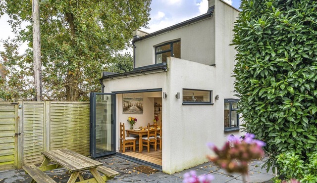 West Wittering Rosemary Cottage – Sleeps 5, Nr Beach, Parking & Family Friendly