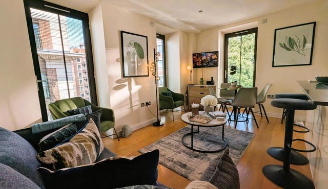 Westminster 2 bed 2 bath apartment with Air-Con
