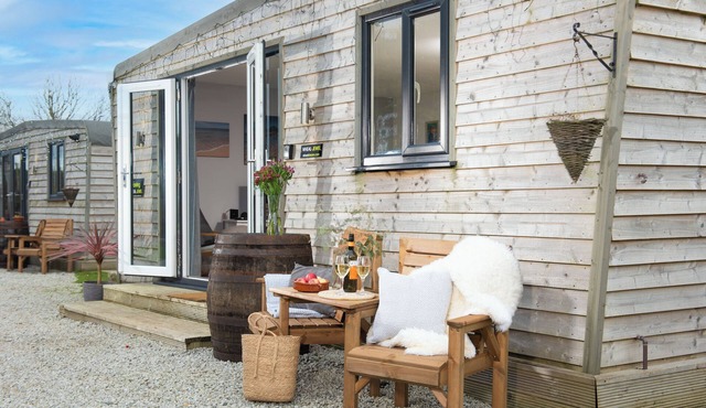 WHEAL JEWEL LODGE, pet friendly, with hot tub in Helston