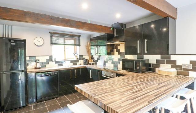 WHEATLOW BROOKS BARN, pet friendly, with open fire in Stone