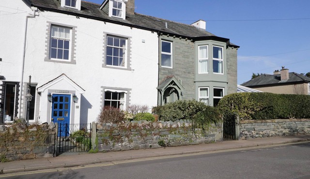 WHITE HOUSE, pet friendly, with open fire in Keswick
