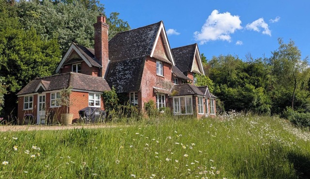 WHITEBEAMS, pet friendly, character holiday cottage in Bridge, Kent