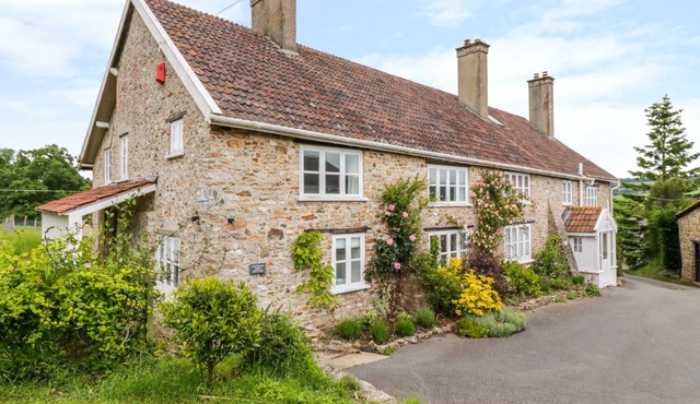 WHITEHALL FARM COTTAGE, family friendly, with open fire in Honiton
