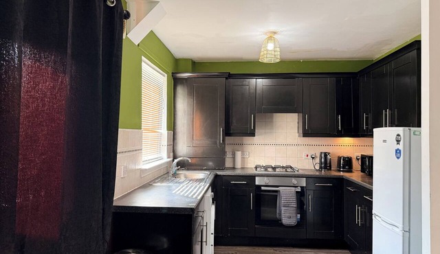 Whole house, 4-Beds, sleeps 6, garden & parking