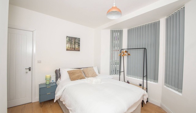 Whole Modern 4Bedroom Home|Sleeps 10| Free Parking| Liverpool