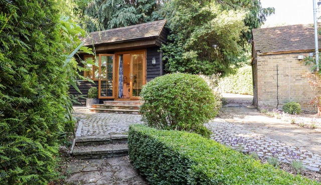 WILLOW COTTAGE, romantic, with pool in Dartford