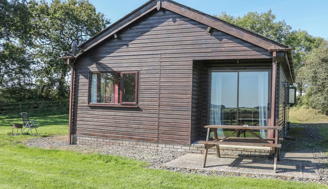 WILLOW LODGE, pet friendly, character holiday cottage in Launceston