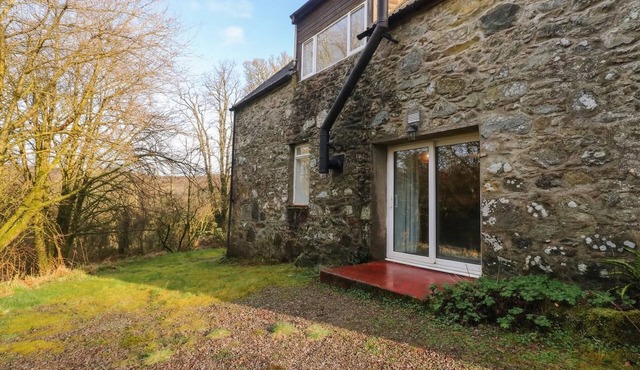 WILLOW, pet friendly, character holiday cottage in Inveraray