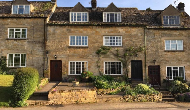 WILLOW VALE, pet friendly, with a garden in Snowshill
