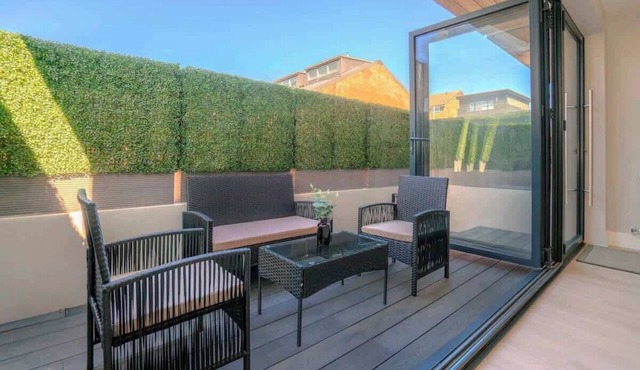 Wimbledon 2BR | Indoor-Outdoor Living & Patio