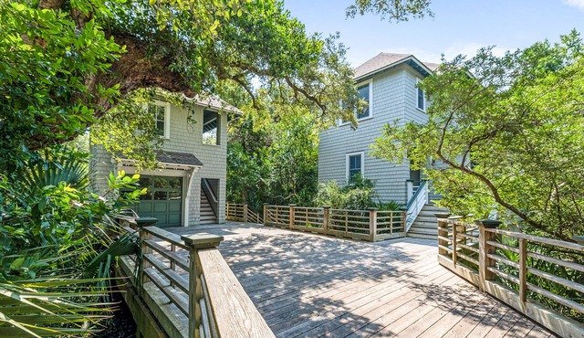 Wooded Sanctuary- Walk to Sunrise & Sunset Beaches. Dog Friendly. Both clubs!