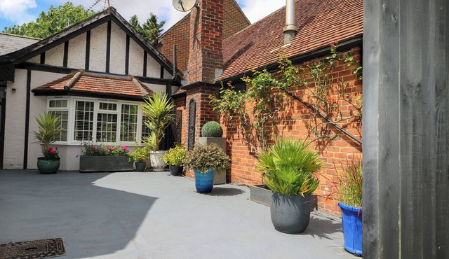 WOODEND ANNEXE, family friendly, country holiday cottage in Fontwell