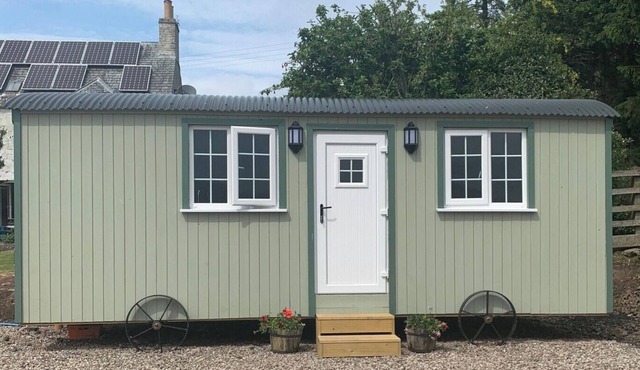 Woodhead Shepherds Hut - Sleeps 2 - Parking