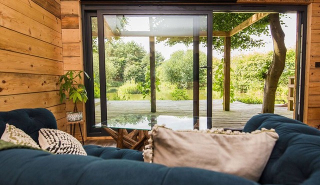 Woodland cabin with private lake, sauna + fire pit