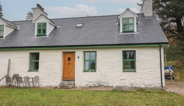 WOODLAND COTTAGE, family friendly, country holiday cottage in Arisaig