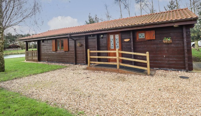 WOODPECKER LODGE, pet friendly, with a garden in Bardney