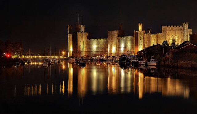 Y BERLLAN - CAERNARFON, pet friendly, with open fire in Caernarfon