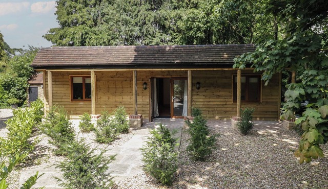YEW TREE COTTAGE, family friendly, with pool in Dartford